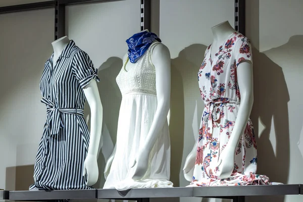 Mağazada Kadın Elbiseleri Olan Mankenler Gardırop Için Kıyafet Almak Seçmek — Stok fotoğraf