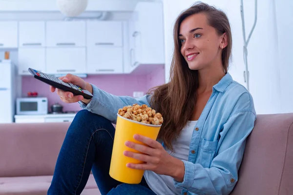 Feliz Sorriso Mulher Descansando Comendo Pipocas Crocantes Caramelo Durante Assistir — Fotografia de Stock