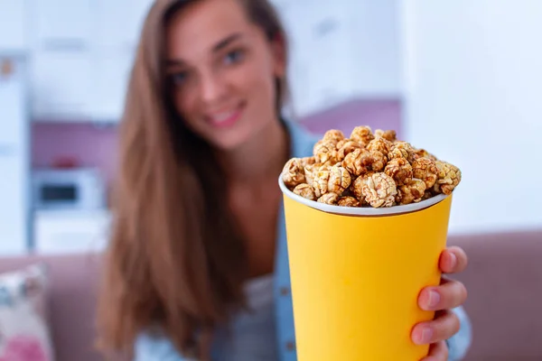 Mujer Joven Feliz Con Crujiente Caja Palomitas Caramelo Durante Ver — Foto de Stock