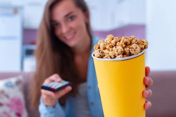 Mulher Feliz Com Crocante Caramelo Caixa Pipoca Durante Assistir Filme — Fotografia de Stock