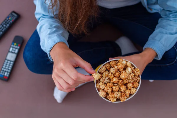 Mulher Descansando Sofá Comer Pipocas Crocantes Caramelo Enquanto Assiste Vista — Fotografia de Stock