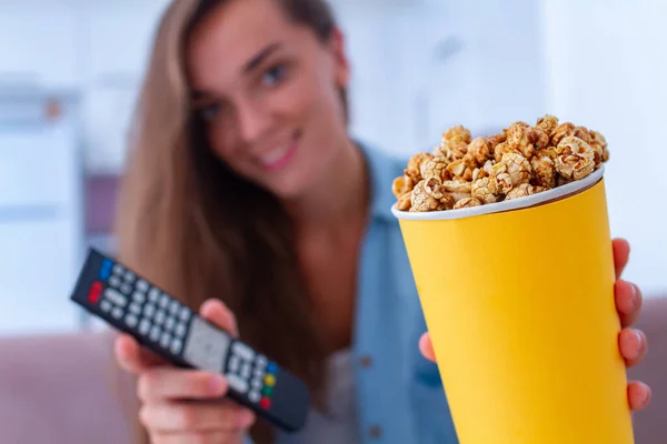 Mulher Feliz Com Crocante Caramelo Caixa Pipoca Durante Assistir Casa — Fotografia de Stock