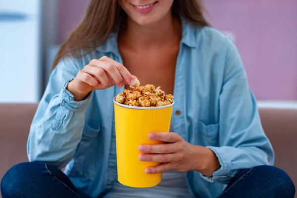 Mulher Feliz Descansando Comendo Pipocas Crocantes Caramelo Enquanto Assiste Casa — Fotografia de Stock