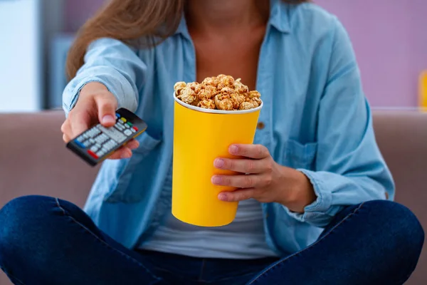 Mulher Roupas Casuais Descansando Comendo Pipocas Crocantes Caramelo Enquanto Assiste — Fotografia de Stock