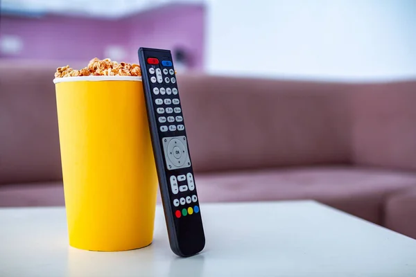 Knusprige Süße Karamell Popcornbox Als Snack Beim Fernsehen Hause Popcorn — Stockfoto