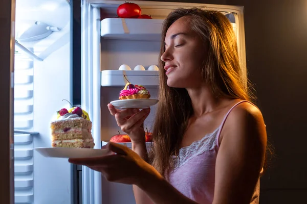 Hongerige Vrouw Pyjama Eet Nachts Meelproducten Buurt Van Koelkast Stop — Stockfoto