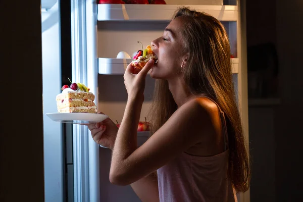 Donna Affamata Pigiama Che Mangia Dolci Notte Vicino Frigorifero Fermare — Foto Stock