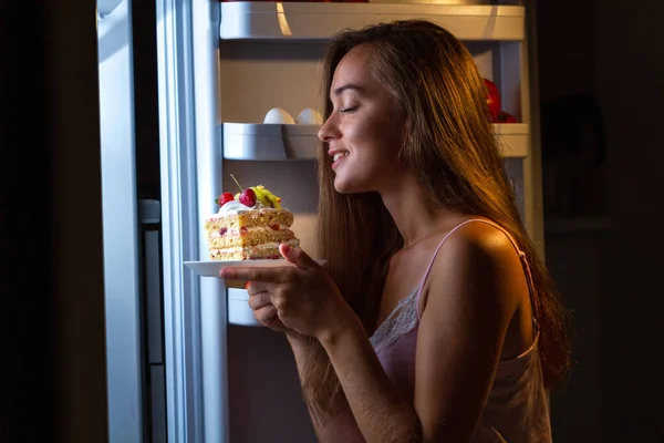 Mujer Hambrienta Pijama Comiendo Pastel Dulce Por Noche Cerca Nevera — Foto de Stock