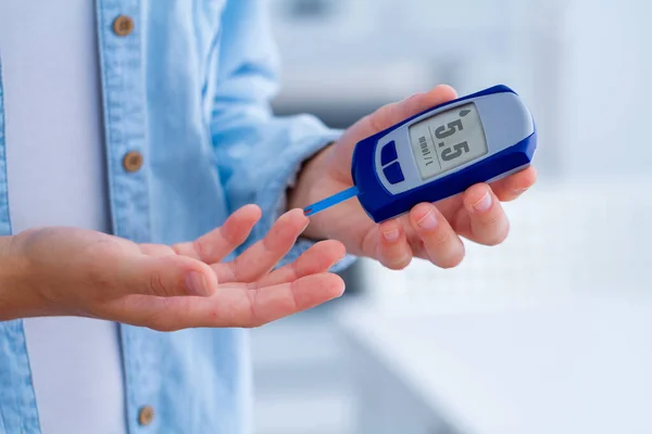 Egy Diabéteszes Beteg Glükózmérővel Méri Vércukorszintet Otthon Kontrollálja Cukorbetegségét — Stock Fotó