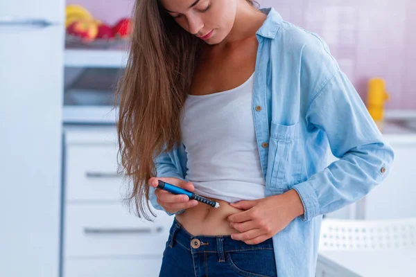 Diabetický Pacient Podává Inzulínovou Injekci Inzulínovým Perem Doma Žena Cukrovku — Stock fotografie