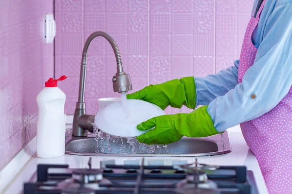 Huisvrouw Groene Rubberen Handschoenen Schort Wast Vaat Thuis Met Spons — Stockfoto