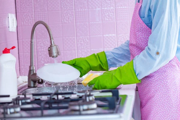 Hemmafru Gummihandskar Och Förkläde Diskar Hemma — Stockfoto