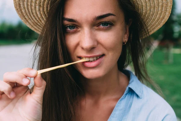 Mujer Joven Con Sombrero Estira Goma Mascar Amarilla Boca Muestra — Foto de Stock