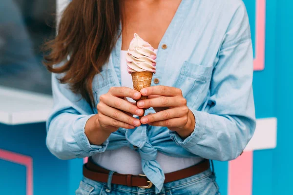 Γυναίκα Τρώει Γλυκό Παγωτό Κατά Διάρκεια Μιας Καλοκαιρινής Ημέρας — Φωτογραφία Αρχείου