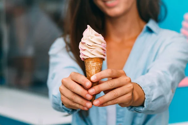 Mujer Sonriente Disfruta Helado Dulce Durante Día Verano Cerca Camión — Foto de Stock