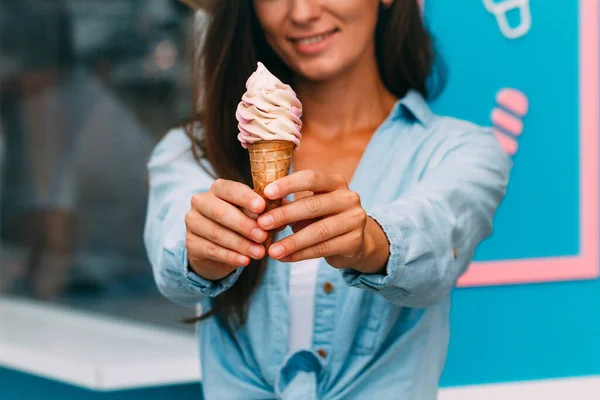 Χαμογελαστή Γυναίκα Απολαμβάνει Γλυκό Παγωτό Της Κατά Διάρκεια Μιας Καλοκαιρινής — Φωτογραφία Αρχείου