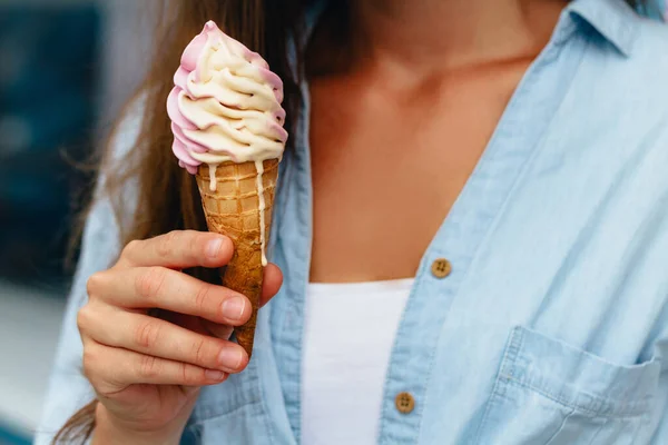 Mujer Joven Sosteniendo Cono Helado Dulce Verano Clima Caliente Cerca — Foto de Stock