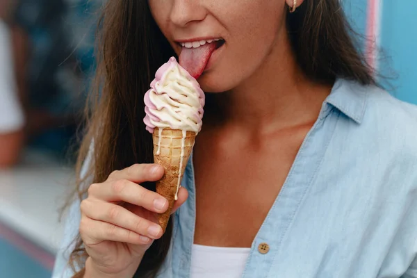 Mujer Joven Comiendo Helado Dulce Cono Verano Tiempo Caliente Calle — Foto de Stock