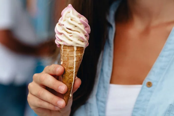 Mujer Joven Comiendo Refrescante Cono Helado Dulce Verano Tiempo Caliente — Foto de Stock