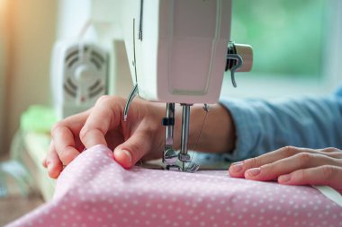 Dikiş işlemi sırasında elektrikli dikiş makinesi kapanır