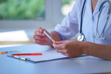 Doktor, hastane muayenesi sırasında diyabet hastası için insülin enjeksiyonu yapın. Sağlık ve kronik hastalık tedavisi