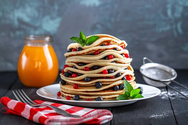 Домашние Блинчики Свежими Ягодами Банка Меда Вкусный Завтрак — стоковое фото