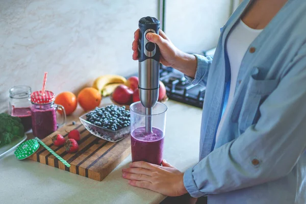 Γυναίκα Μαγείρεμα Φρέσκα Smoothie Βατόμουρο Χέρι Μπλέντερ Στην Κουζίνα Στο — Φωτογραφία Αρχείου