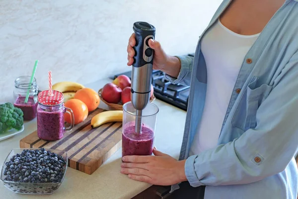 Γυναίκα Μαγείρεμα Φρέσκα Smoothie Βατόμουρο Χρησιμοποιώντας Μπλέντερ Στο Σπίτι Υγιεινή — Φωτογραφία Αρχείου