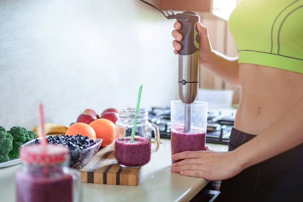 Sport Gezonde Vrouw Koken Verse Bosbessen Smoothie Met Behulp Van — Stockfoto