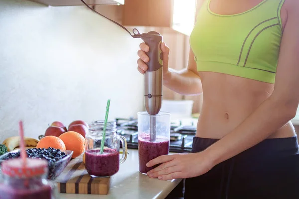 Sport Vegetarische Gezonde Vrouw Koken Verse Bosbessen Smoothie Met Behulp — Stockfoto