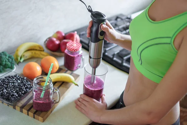 Deportes Mujer Sana Cocina Batido Arándanos Frescos Usando Licuadora Mano —  Fotos de Stock