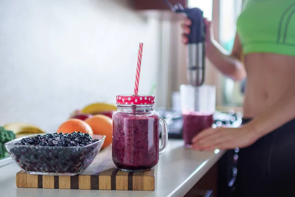 Sport Gezonde Vrouw Koken Verse Bessen Dranken Met Behulp Van — Stockfoto