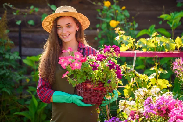 Retrato Feliz Florista Mujer Jardinero Alegre Sombrero Con Maceta Petunia — Foto de Stock