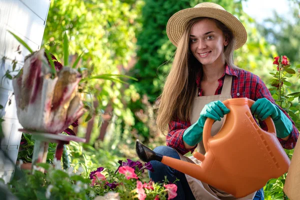 Portret Van Een Vrolijke Glimlachende Tuinvrouw Met Hoed Schort Die — Stockfoto