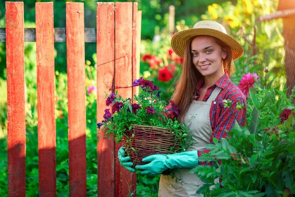 Portret Van Vrolijke Bloemist Tuinier Vrouw Met Bloempot Van Petunia — Stockfoto