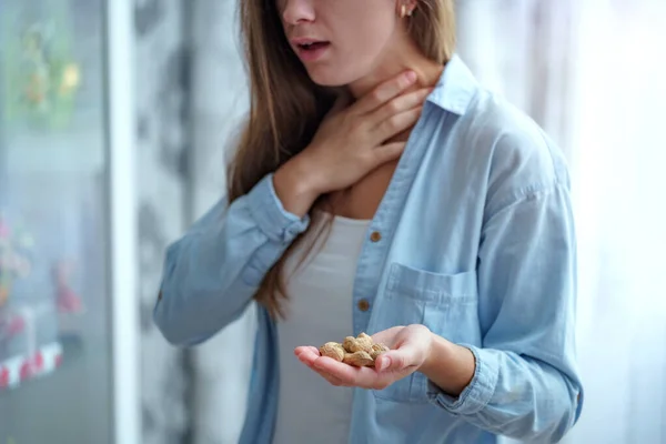 Mujer Joven Sufre Asfixia Tos Por Alergia Cacahuete Peligro Alergia —  Fotos de Stock