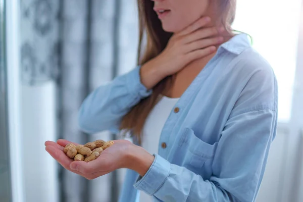 Mulher Jovem Sofre Asfixia Tosse Reação Alérgica Amendoim Perigo Nozes — Fotografia de Stock