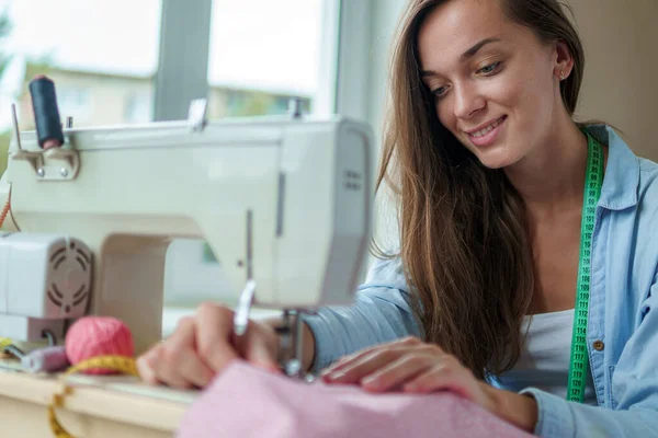Щаслива Усміхнена Швачка Жінка Використовує Електричну Швейну Машину Різні Швейні — стокове фото