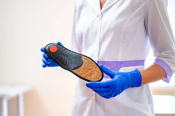 Врач Медицинских Резиновых Перчатках Держит Ортопедическую Стельку Ноги Удобные Обувь — стоковое фото