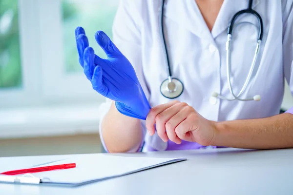 Médecin Avec Stéthoscope Met Des Gants Médicaux Caoutchouc Bleu Pour — Photo