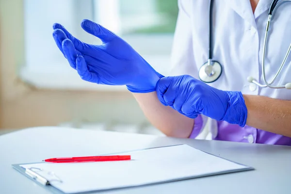 Infirmière Avec Stéthoscope Met Des Gants Médicaux Caoutchouc Bleu Pour — Photo