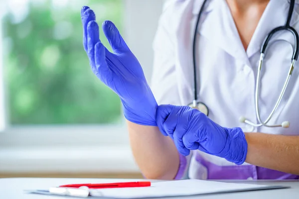 Infirmière Met Des Gants Médicaux Caoutchouc Bleu Pour Examen Médical — Photo