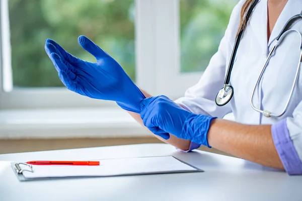 Médecin Met Des Gants Médicaux Caoutchouc Bleu Pour Examen Médical — Photo