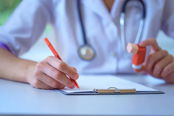 Infirmière Rédige Une Ordonnance Médicale Pour Inhalateur Asthme Patient Asthmatique — Photo