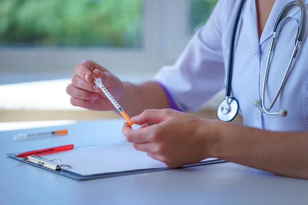 Médecin Tient Seringue Injection Insuline Pour Patient Diabétique Pendant Consultation — Photo