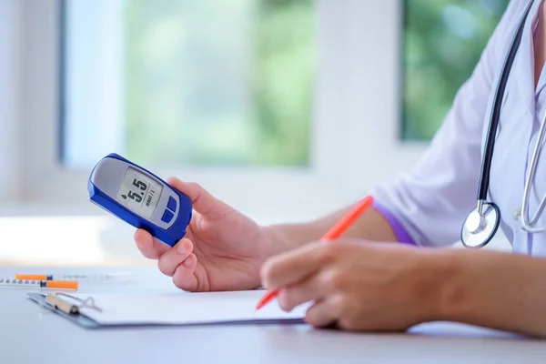 의사는 병원에서 진찰을 당뇨병 환자에게 측정기를 주었다 유전적 — 스톡 사진