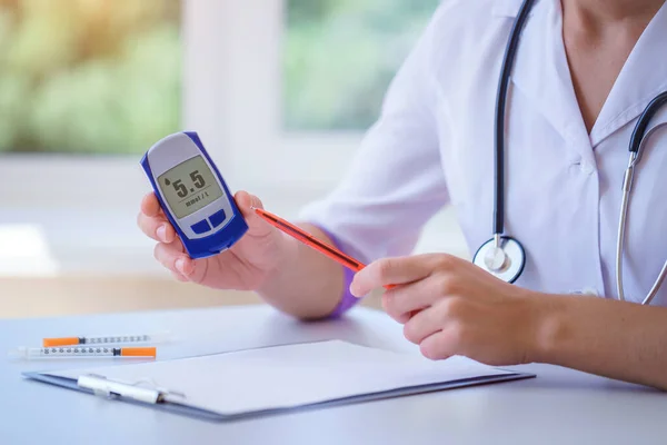 Arts Toont Glucosemeter Met Bloedglucosespiegel Aan Diabetespatiënt Tijdens Medisch Overleg — Stockfoto