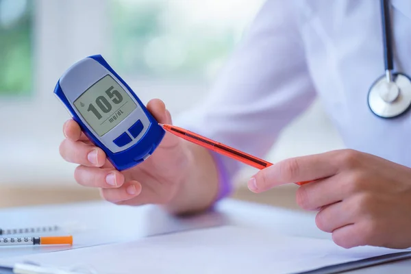 내분비학자는 병원에서 진찰을 당뇨병 환자에게 측정기를 주었다 유전적 — 스톡 사진