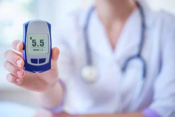 Arts Toont Glucosemeter Met Bloedglucosespiegel Aan Diabetespatiënt Tijdens Medisch Overleg — Stockfoto