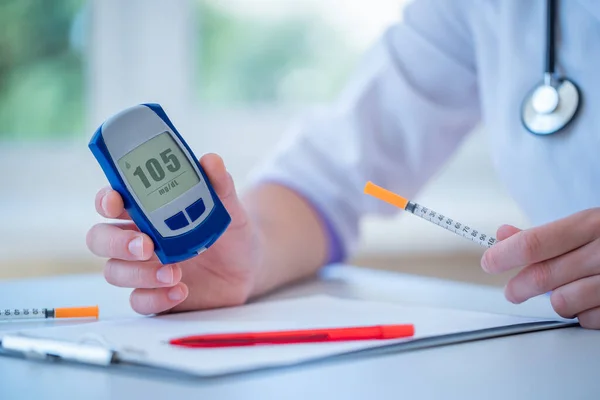 의사는 인슐린 주사기를 병원에서 진료와 검진을 당뇨병 환자에게 측정기를 유전적 — 스톡 사진